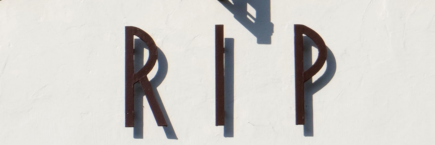 Schriftzug RIP aus Metallbuchstaben