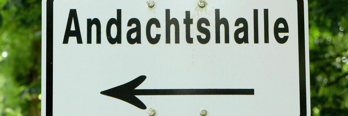 Schild mit Pfeil und der Aufschrift Andachtshalle