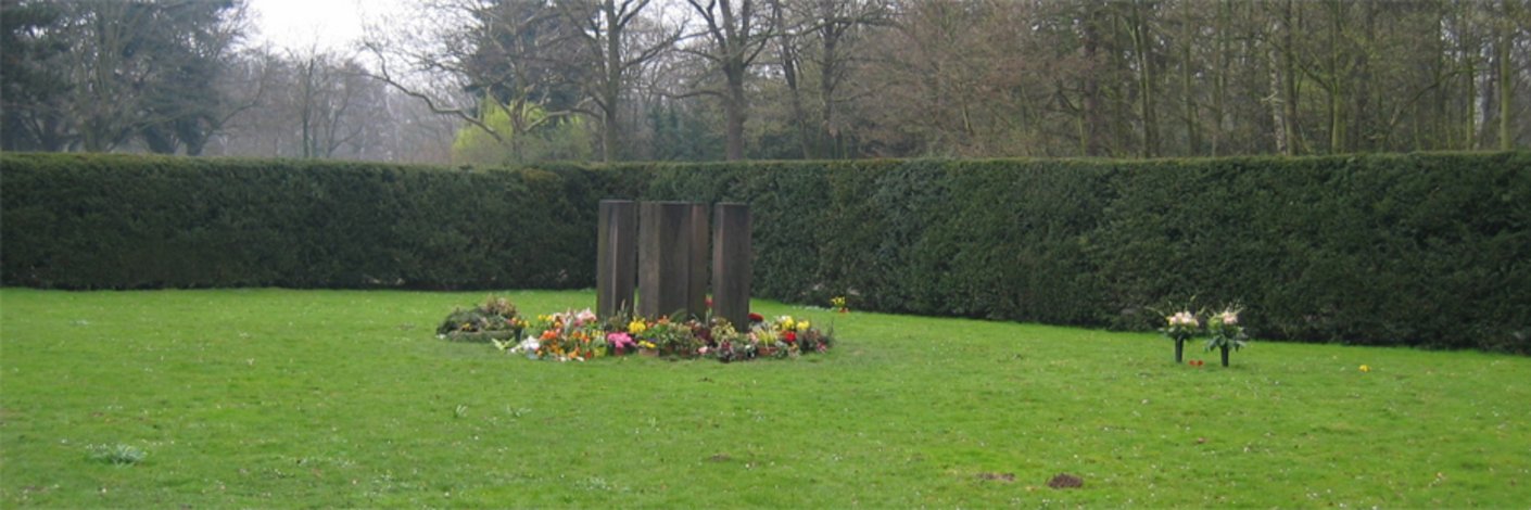 Rasenfläche mit anonymen Grabstätten und Gedenkstele